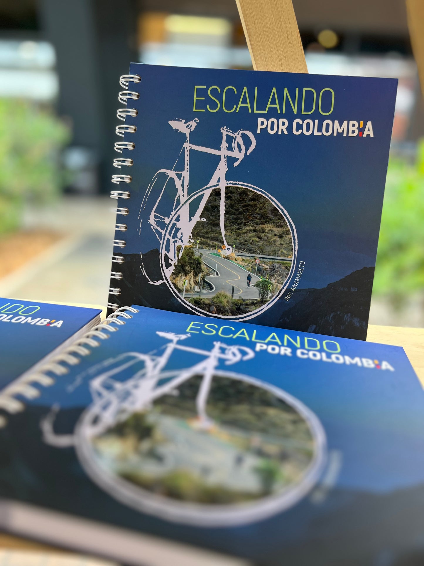 Agenda Escalando por Colombia cerrada, diseño ciclista.