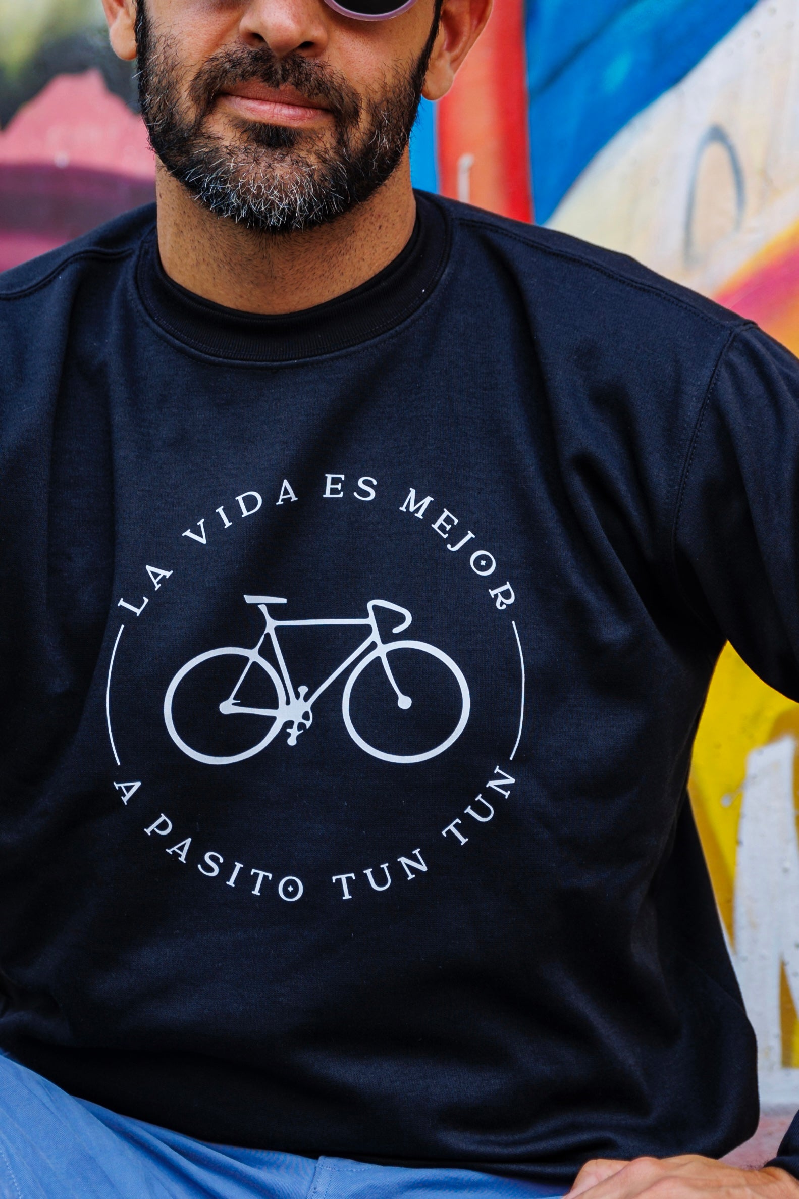 Buzo La Vida es Mejor a Pasito Tun Tun con diseño cómodo y cuello redondo.