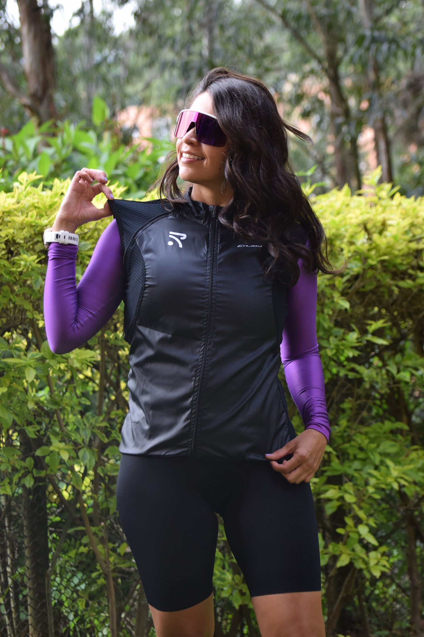 Chaqueta Cortavientos Convertible en Chaleco Negra Femenina | Práctica y Funcional