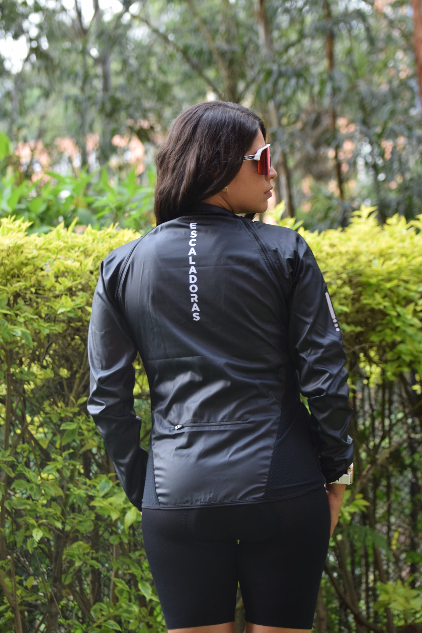 Chaqueta Cortavientos Convertible en Chaleco Negra Femenina | Práctica y Funcional